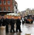 Caixão com o corpo de Stephen Hawking é carregado do lado de fora da igreja de St. Marys, em Cambridge  Foto: Reuters
