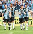 Jogadores do Grêmio, comemoram gol de Ramiro durante a partida entre Grêmio X Brasil de Pelotas, realizada na tarde deste domingo na Arena do Grêmio  Foto: WESLEY SANTOS/Gazeta Press