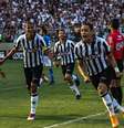 Ricardo Oliveira comemora o seu gol, durante jogo entre Atlético-MG e Cruzeiro, válido pela primeira partida da final do campeonato Mineiro, no Independência  Foto: Rodney Costa/Agência Eleven/Gazeta Press