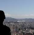 Soldado do Exército brasileiro patrulha região da comunidade do Lins, no Rio de Janeiro  Foto: Reuters