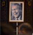 Bruno Covas ao lado de João Doria e foto de Mário Covas ao fundo; futuro prefeito de SP faz reverências frequentes ao avô  Foto: Divulgação/Prefeitura de São Paulo / BBC News Brasil
