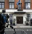 Equipes de TV na frente do Hospital King Edward VII onde o príncipe Philip está internado 4/4/2018 REUTERS/Henry Nicholls   Foto: Reuters