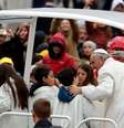 Papa quebra protocolo e dá 'carona' para crianças  Foto: Reuters