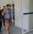 Policiais conduzem suspeito de participar de quadrilha de roubo de cargas à Cidade da Polícia, no Rio  Foto: José Lucena/Futura Press