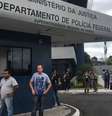 Sede da PF em Curitiba começou o dia com aglomeração mais de de jornalistas do que de manifestantes  Foto: BBC News Brasil