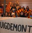 Pessoas protestam em frente a prisão em Neumuenster, na Alemanha, após o ex-líder catalão Carles Puigdemont ser detido 25/03/2018 REUTERS/Thomas Nyfeler  Foto: Reuters