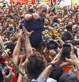 Ex-presidente Lula é carregado no meio de apoiadores, após discursar em frente ao Sindicato dos Metalúrgicos do ABC  Foto: AFP / BBC News Brasil