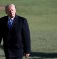  O presidente dos Estados Unidos, Donald Trump, caminha para a Casa Branca, em Washington, D.C., após retornar de viagem
5/4/2018
REUTERS/Carlos Barria   Foto: Reuters