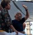 Os ex-presidentes Dilma Rousseff e Lula, na missa em memória de Marisa Letícia   Foto: Agência Brasil