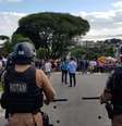 O antes pacato bairro de Santa Cândida, em Curitiba, onde fica localizada a PF, foi tomado por manifestantes pró e anti-Lula  Foto: André Shalders/BBC Brasil / BBC News Brasil