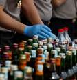 Polícia organiza evidências durante coletiva de imprensa sobre produção e venda de bebida alcóolica adulterada em Jacarta, na Indonésia 11/04/2018 REUTERS/Willy Kurniawan  Foto: Reuters
