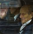 Príncipe Philip acena ao sair do hospital após cirurgia em Londres, Reino Unido
13/04/2018 REUTERS/Peter Summers  Foto: Reuters