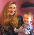 Gemma Fraser e a filha Orla; incidente com fio de cabelo gerou urgência médica  Foto: Arquivo pessoal/Gemma Fraser / BBC News Brasil