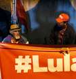 Simpatizantes de Lula acampados perto da PF em Curitiba, onde o ex-presidente está preso 13/4/2018  REUTERS/Rodolfo Buhrer   Foto: Reuters