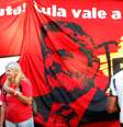Apoiadores de Lula nos arredores da PF em Curitiba
 10/4/2018    REUTERS/Rodolfo Buhrer   Foto: Reuters