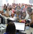 Em Recife, pacientes aguardam abertura de ficha na maior unidade de atendimento oftalmológico da rede pública, a Fundação Altino Ventura. Este ano, foram atendidos 12 mil casos de conjuntivite, contra 2 mil no ano passado (foto de 4 de abril)  Foto: Nathalia Bormann/Fundação Altino Ventura / BBC News Brasil