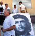 Díaz-Canel (ao centro) comandará o país sob a sombra de Birô Político do Partido Comunista, que ainda é dominado por políticos da 'velha guarda'  Foto: REUTERS/Alejandro Ernesto / BBC News Brasil