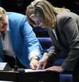 Ana Amélia e Gleisi Hoffmann têm histórico de embates: em 2016 a gaúcha já havia protocolado representação contra a petista no Conselho de Ética do Senado  Foto: Senado Federal / BBC News Brasil