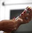 Funcionária prepara vacina contra dengue em Buenos Aires, Argentina 24/01/2018 REUTERS/Marcos Brindicci   Foto: Reuters