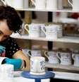 A worker prints a design onto a souvenir mug to commemorate the wedding of Britain's Prince Harry and Meghan Markle at the Emma Bridgewater Factory, in Hanley, Stoke-on-Trent, Britain March 28, 2018. Picture taken March 28, 2018. REUTERS/Carl Recine - RC130C39F310  Foto: Reuters