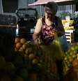 Consumidora compra laranjas em feira no Rio de Janeiro 15/02/2018 REUTERS/Pilar Olivares   Foto: Reuters