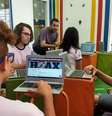 Alunos de Ourinhos (SP) estão levantando notícias de cunho duvidoso para serem analisadas com base em métodos científicos  Foto: Arquivo pessoal / BBC News Brasil