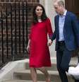 Kate e William com o novo bebê; criação dos novos príncipes é menos formal e com maior participação dos pais do que no passado  Foto: EPA / BBC News Brasil