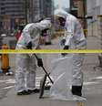 Funcionários limpam calçada após incidente com van em Toronto
 24/4/2018   REUTERS/Carlo Allegri  Foto: Reuters