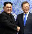 Presidente da Coreia do Sul, Moon Jae-in, e líder da Coreia do Norte, Kim Jong Un 27/04/2018 Korea Summit Press Pool/Pool via Reuters  Foto: Reuters