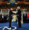 Rei da Suécia, Carl Gustaf, entrega Prêmio Nobel de Literatura de 2017 a Kazuo Ishiguro
10/12/2017
TT News Agency/Jonas Ekstromer via REUTERS  Foto: Reuters