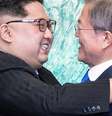 O ditador Kim Jong-un e o presidente sul-coreano, Moon Jae-in durante encontro saudado como "histórico".   Foto: DW / Deutsche Welle