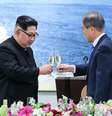 Presidente sul-coreano Moon Jae-in e líder norte-coreano Kim Jong Un durante cumprimento  Foto: Reuters
