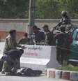 Policiais ajudam jornalistas vítimas de ataque no Afeganistão 30/04/2018 REUTERS/Omar Sobhani  Foto: Reuters