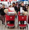Clientes circulam por corredores de loja durante Black Friday em Chicago, Estados Unidos
23/11/2017 REUTERS/Kamil Krzaczynski  Foto: Reuters