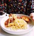 Comer muita massa e arroz foi associado à entrar na menopausa um ano e meio mais cedo do que a idade média no Reino Unido, de 51 anos  Foto: Getty Images / BBC News Brasil