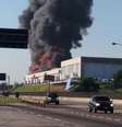 Galpão da Drogaria Pacheco, na Rodovia Presidente Dutra, no Rio de Janeiro pegou fogo na manhã desta terça-feira  Foto: Polícia Rodoviária Federal / Divulgação
