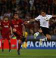 Roberto Firmino, do Liverpool, disputa a bola com Daniele De Rossi, da Roma, durante a partida da UEFA Champions League.  Foto: Paolo Bruno / Getty Images