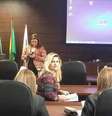 "Nunca imaginei que meu nome estivesse lá em Brasília", diz Flaviane de Souza Oliveira (centro), que foi candidata-laranja  Foto: Divulgação  / Deutsche Welle