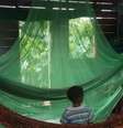 Casas ribeirinhas na Amazônia, feitas de madeira, têm muitas frestas para entrada do mosquito. Mosquiteiros ajudam a evitar picadas durante a noite.  Foto: Divulgação/Secretaria de Saúde no Acre / BBC News Brasil