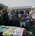 Enterro do capitão Estefan Contreiras no Cemitério Jardim da Saudade, em Sulacap  Foto:  Fernando Frazão / Agência Brasil