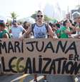 Marcha da Maconha na Praia do Leblon em frente ao Jardim de Alah, zona sul do Rio de Janeiro (RJ), neste sábado (5)  Foto: José Lucena/Futura Press
