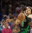 Shane Larkin rouba a bolsa de Joel Embiid em lance do jogo   Foto: Reuters