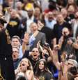 LeBron James mais uma vez foi o cestinha da partida e responsável pelos últimos pontos  Foto: Reuters