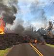 Lava avança sobre via em Leilani Estates, no Havaí  Foto: Reuters