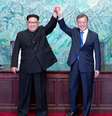 Presidente da Coreia do Sul, Moon Jae-in, e líder da Coreia do Norte, Kim Jong Un 27/04/2018 Korea Summit Press Pool/Pool via Reuters  Foto: Reuters
