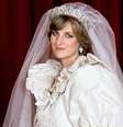 Diana em retrato oficial de seu casamento: o conto de fadas virou um filme de terror  Foto: Divulgação