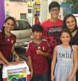 A família venezuelana vende arepas com a ajuda de dois brasileiros, os irmãos Thaynara e Thiago  Foto: BBC News Brasil