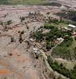 Vista aérea do distrito de Bento Rodrigues (MG), coberto de lama após o rompimento da barragem de Fundão em 2015  Foto: DW / Deutsche Welle