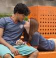 Casal em "Malhação - Vidas Brasileiras", Jeniffer Oliveira (Flora) e Gabriel Fuentes (Érico) são vistos em clima de romance em shopping carioca; assessoria nega romance  Foto: Divulgação, TV Globo / PureBreak
