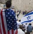 A man wearing an American flag watch the flags march outside Damascus Gate on May 13, 2018 in Jerusalem, Israel.  Foto: Getty Images / BBC News Brasil